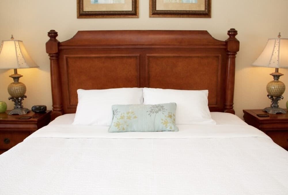 Lake View Classic 3 Bedroom Condo by RedAwning