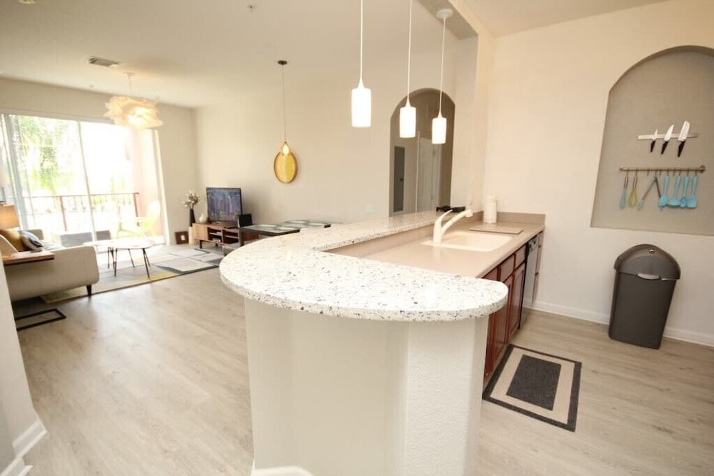 Lake View Treasure 2 Bedroom Condo by Redawning