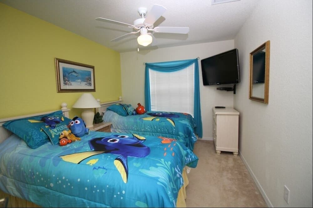 Games Room, Pool, Spa Large Pool Area! 5 Bedroom Home