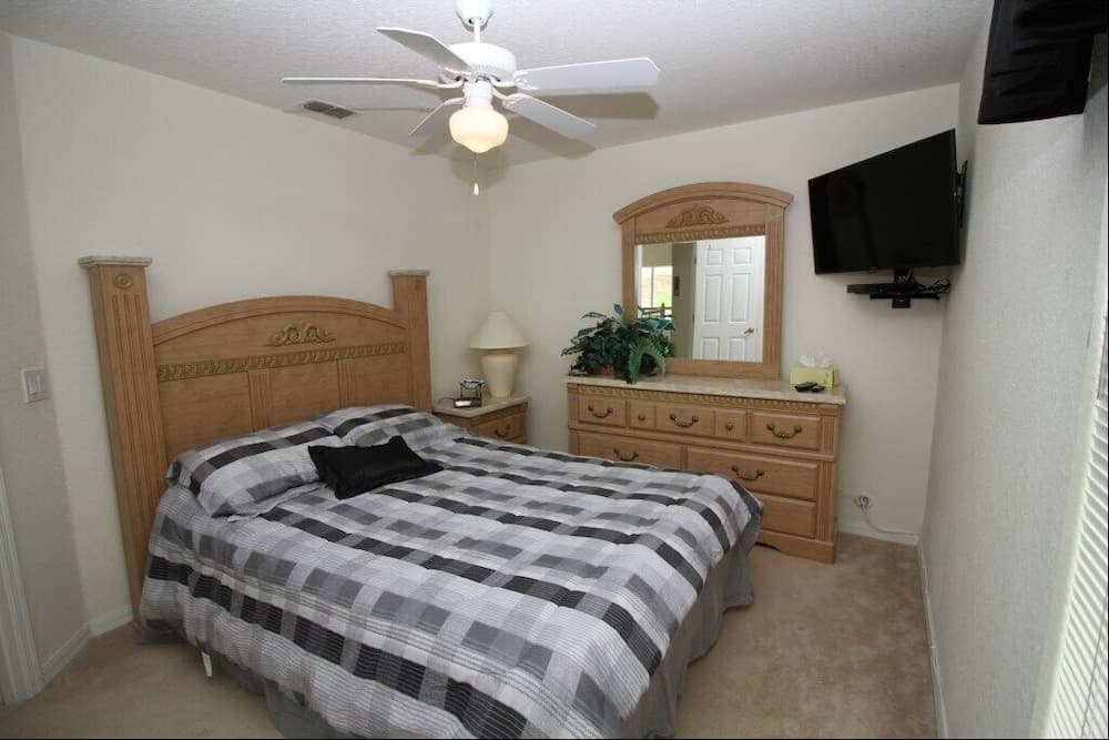 Games Room, Pool, Spa Large Pool Area! 5 Bedroom Home