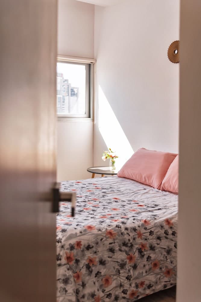 Bright, Comfy w Terrace Apt 1KSB, 1BD, 1 SofaB, 2BTH by Mty Living