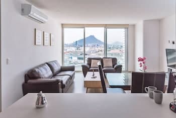 Apartment pool and gym. 6 pers. 1 KSB, 2SB, 1 TwinB, 2BTH by Mty. Living