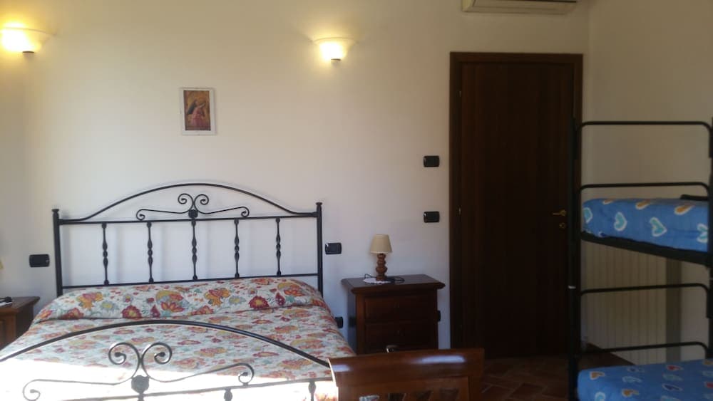 Edera Apartment in a No Kids Farmhouse, up to 6 People