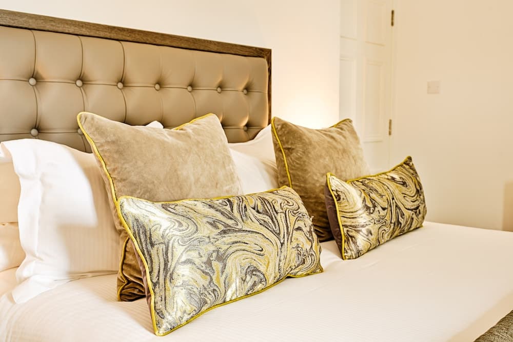 JOIVY Re-Imagined Flat in Georgian Architecture Townhouse