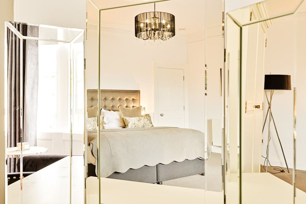 JOIVY Re-Imagined Flat in Georgian Architecture Townhouse