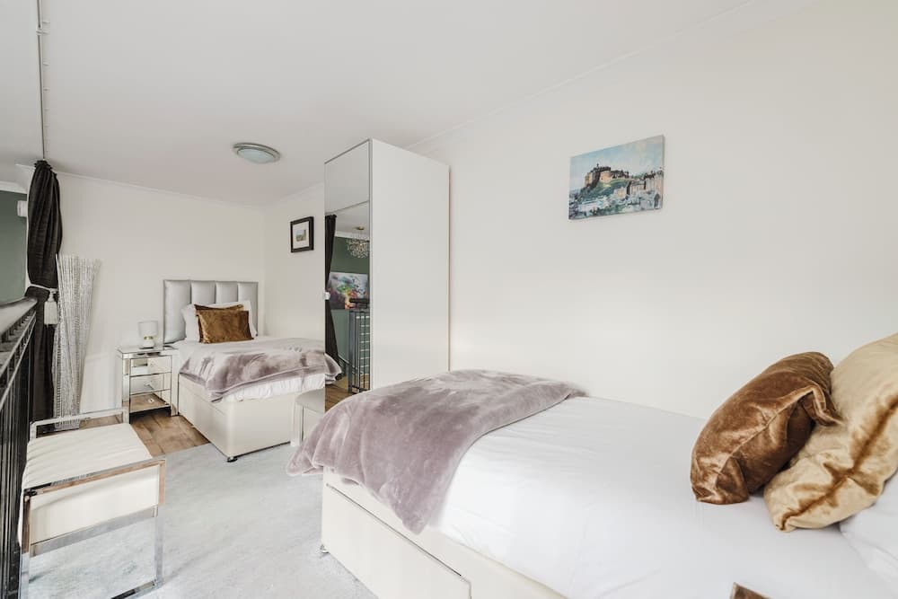 JOIVY Ultra Gorgeous 3bd Old Town Apt w\ Balcony&Parking