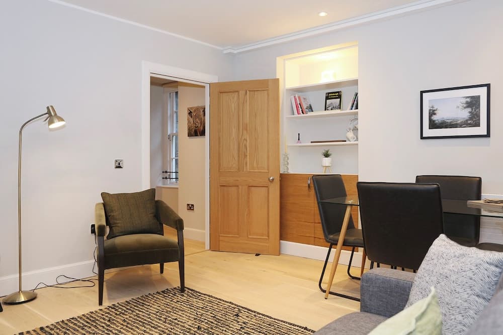 JOIVY Newly Refurbished Apartment on the Historic Royal Mile