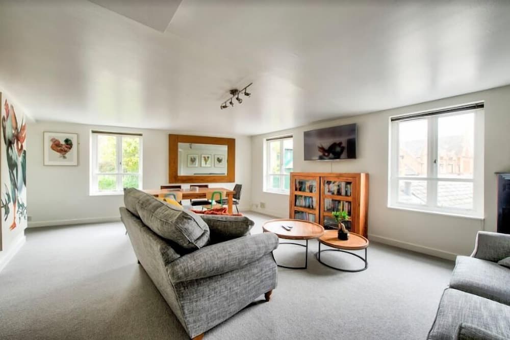 Modern Scottish Apt. Next to Royal Mile w/ Parking