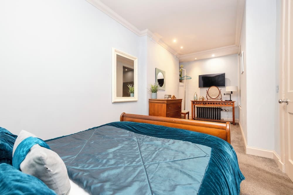 JOIVY Ultra Luxe 3BR home near Princes St