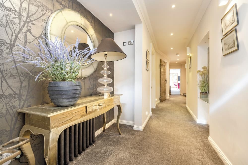 JOIVY Ultra Luxe 3BR home near Princes St