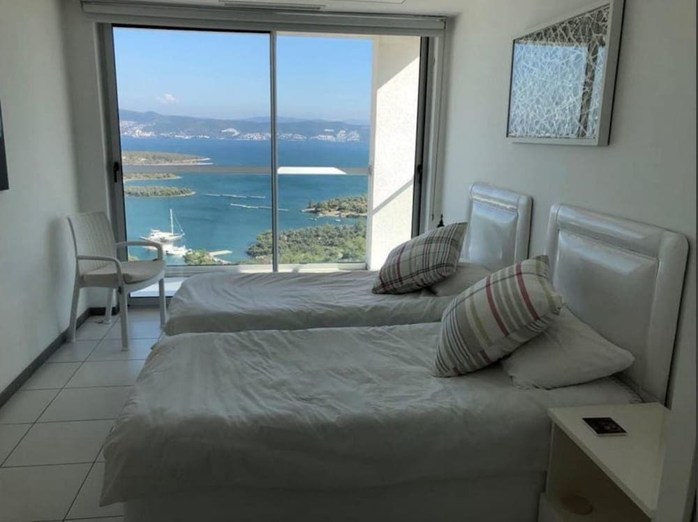 2 Bed Penthouse Apartment With Stunning Sea View