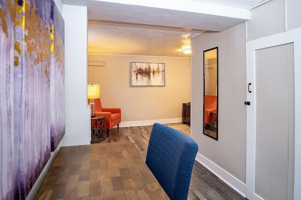 Cozy Carriage House | Walk to UNC | + Free Bikes