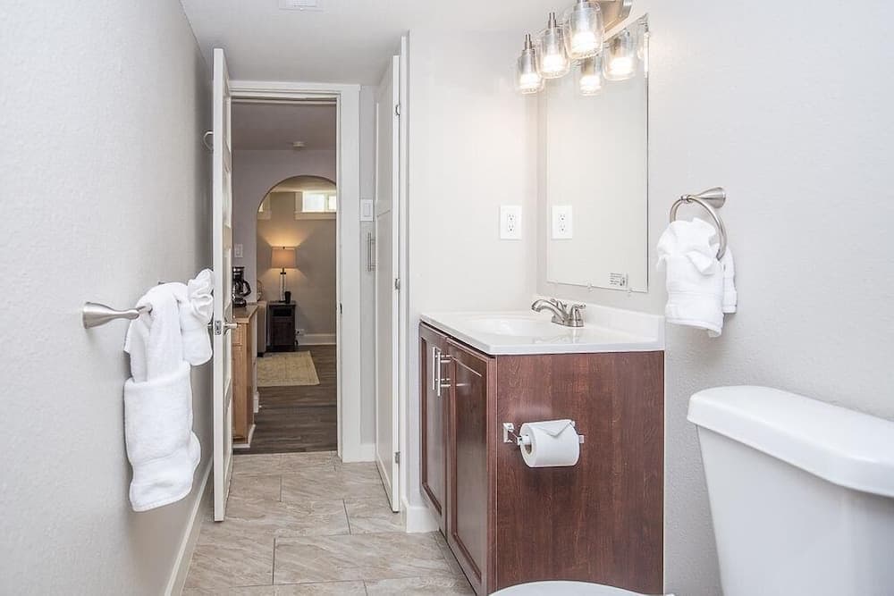 Cozy Retreat | Walk to UNC | FREE Cruiser Bikes