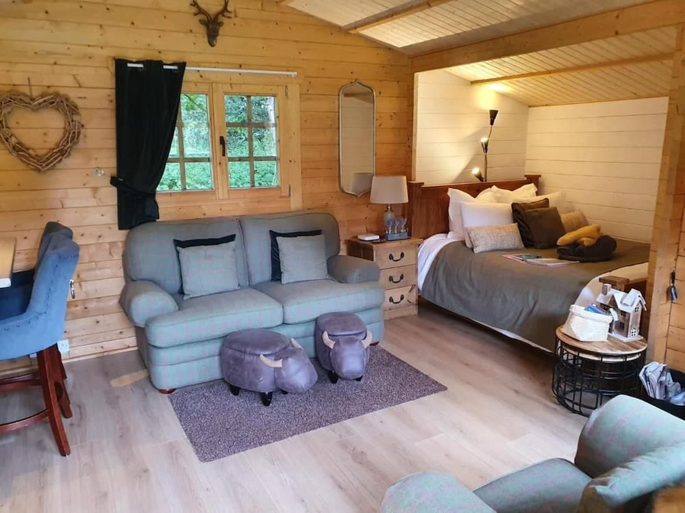 1-bed Cabin, 2 Adults, Wood Burning Hot Tub & Fire
