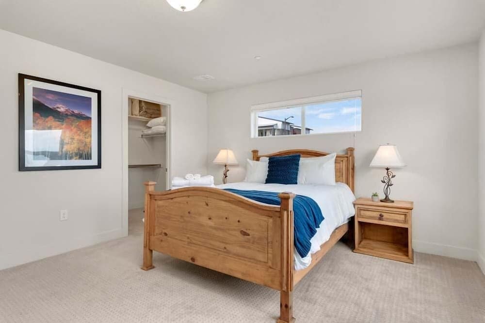 Modern Townhome Steps from the Brewery District!