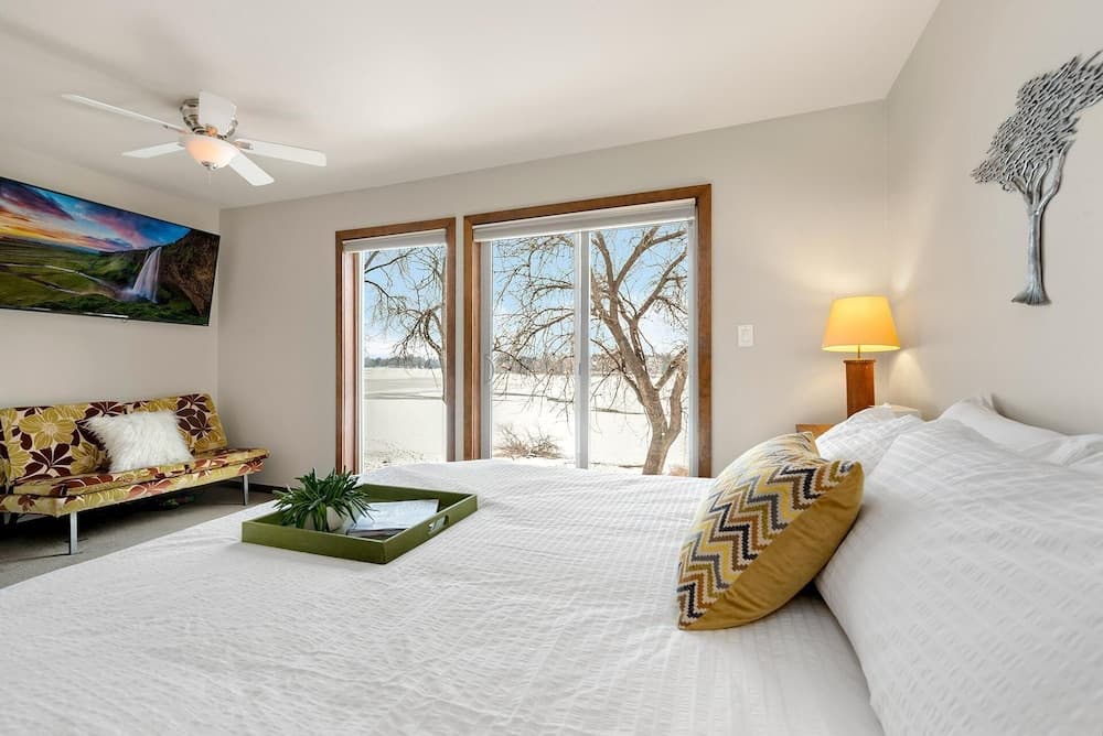 Peaceful Retro Retreat w/Stunning Lake Views!!