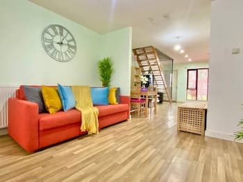 5-bed Townhouse Salford Deep Cleaned