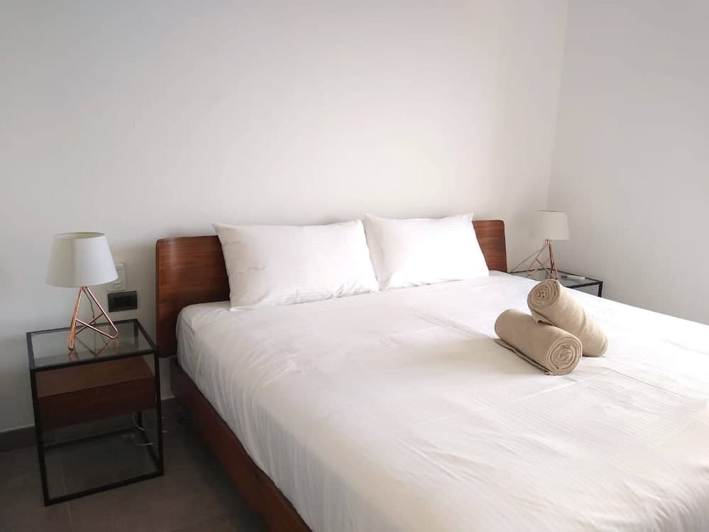 Private Roof w Plunge Pool, Brand New 2 Br Penthouse for 6 Sleeps!