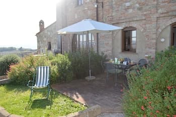 Apartment With Private Garden in Tuscany