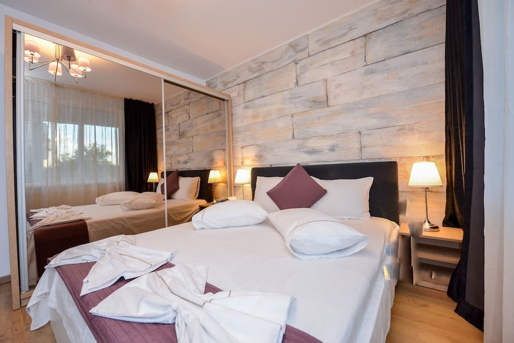 Bucharest Apartment - Two Bedrooms - 6 Guests - Cismigiu Gardens