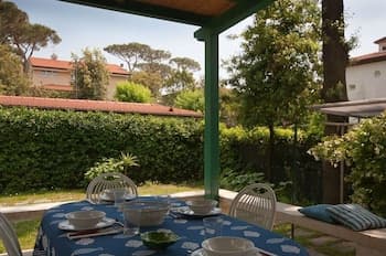 House in Marina di Pietrasanta With Large Garden 300 Meters From the sea