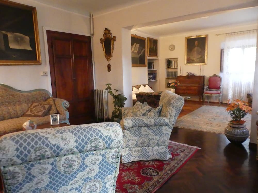 Elegante Appartamento in Villa con Piscina