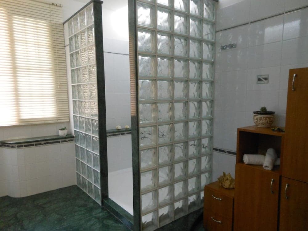 The Wisteria Apartment Near to Main Beach