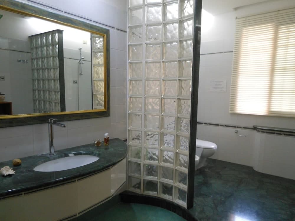 The Wisteria Apartment Near to Main Beach