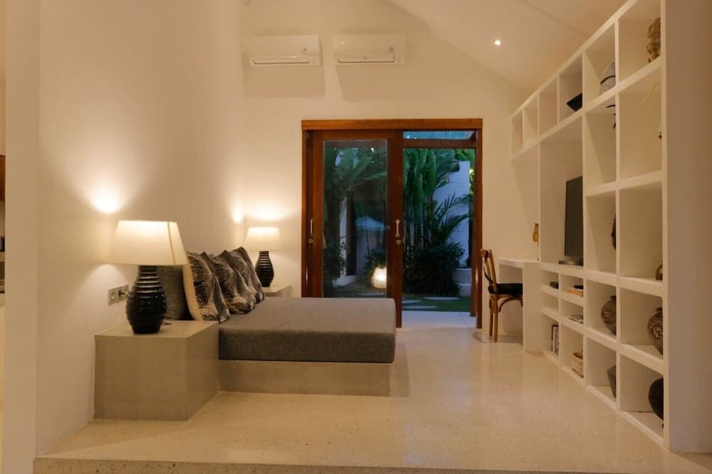 Amazing Villa With Pool and Huge Lawn