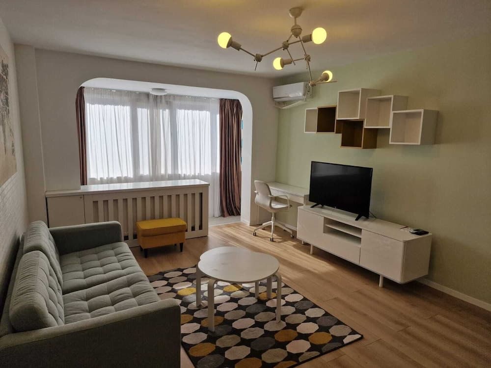 Yellow Apartment - Cismigiu Gardens