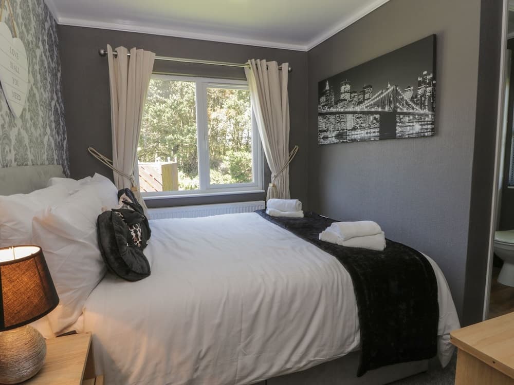 Jonstone Pines Lodge at Cayton Bay Holiday Park