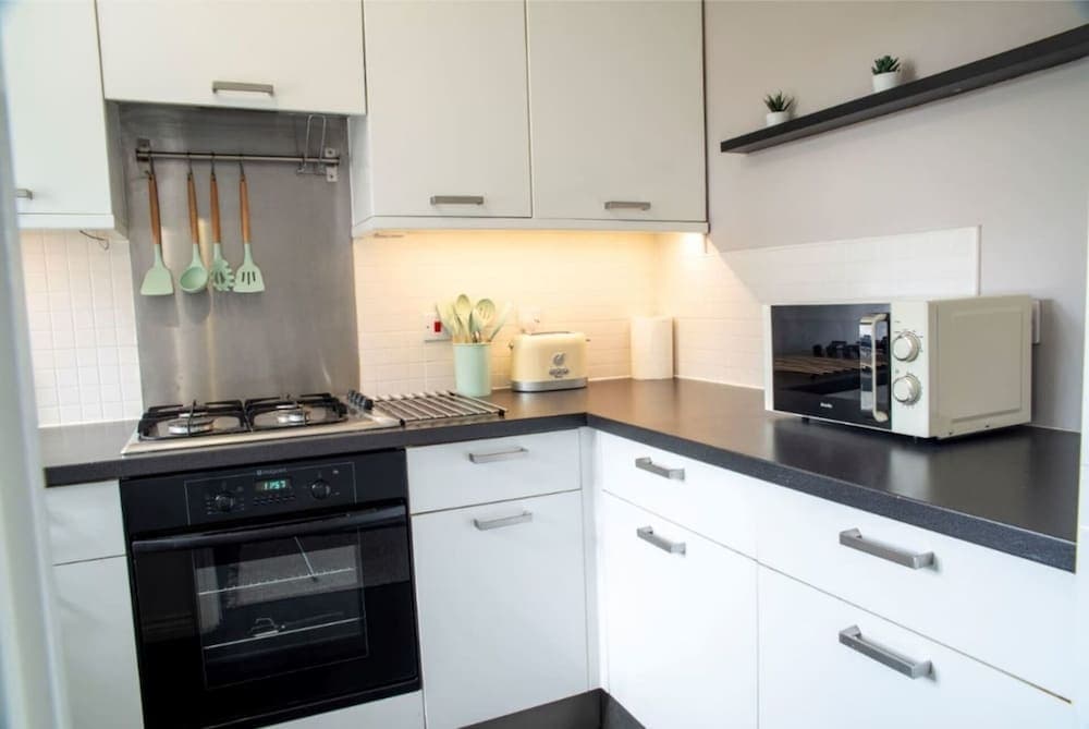 Contractorscleancharming 2-bed House in Coventry