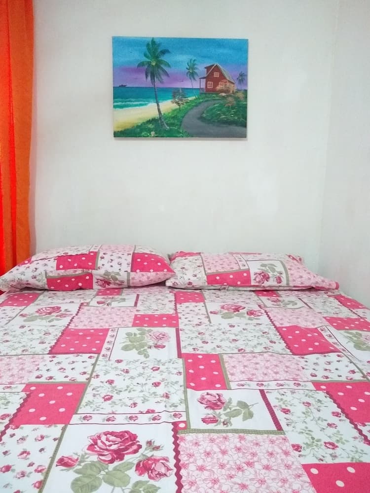 Room in Guest Room - Green Sea Inn San Luis Harmony Hall Hill