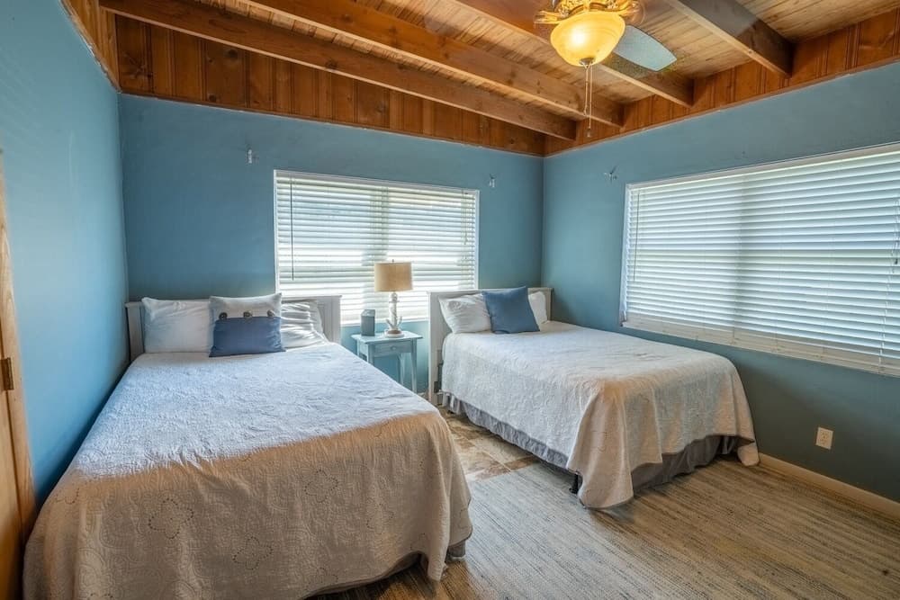 Sunset On The Beach 2 Bedroom Home by Redawning