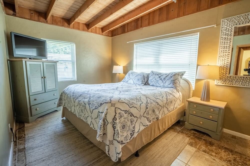 Sunset On The Beach 2 Bedroom Home by Redawning