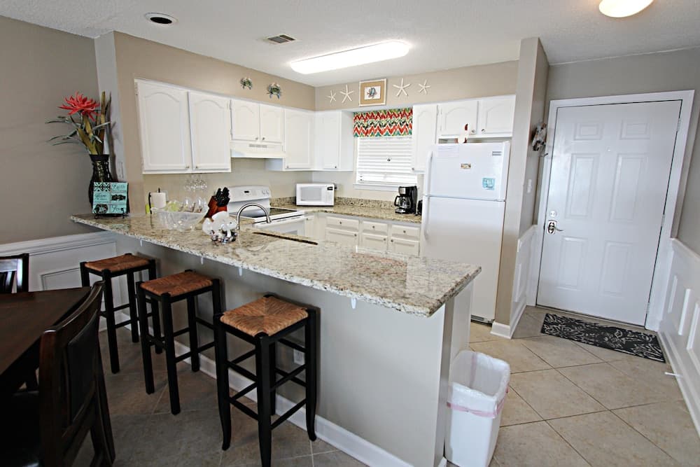 Bayview 20 2 Bedroom Condo by Redawning