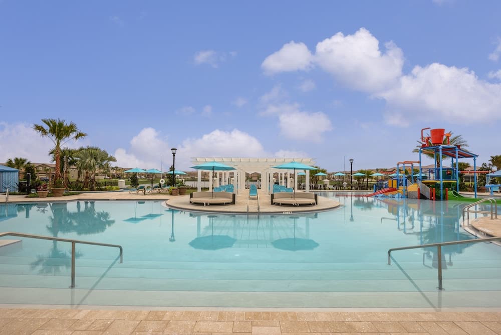 Beautiful Townhome With Splash Pool and Game Room!