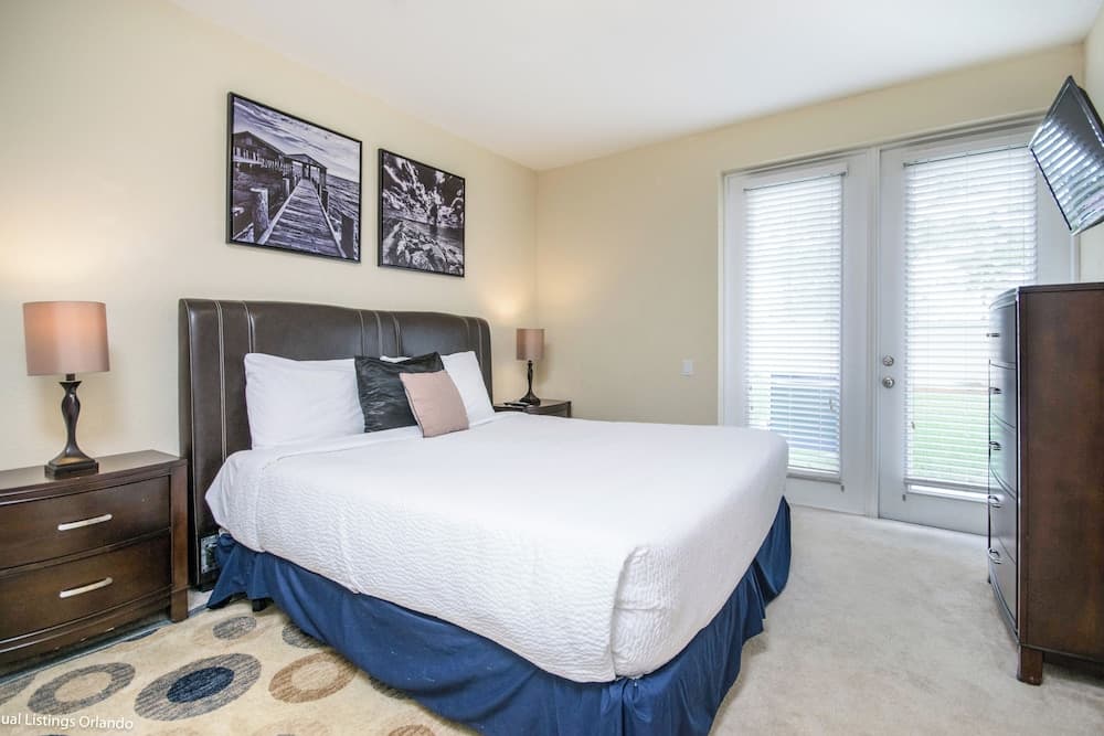 Spacious Vista Cay Townhome Newly Furnished!