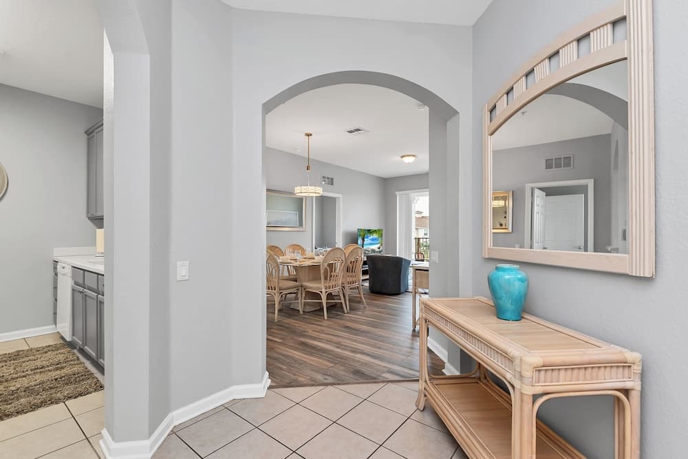 Newly Remodeled Lakeview Penthouse, Near Conv. Ctr