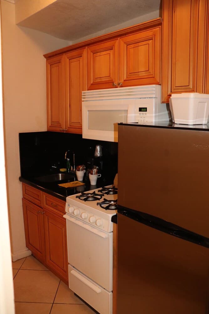 On Hollywood Beach - Affordable Two Bedrooms Sleeps 6 With Two Bathrooms