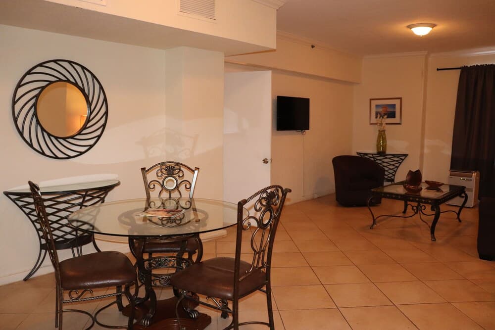 On Hollywood Beach - Affordable Two Bedrooms Sleeps 6 With Two Bathrooms