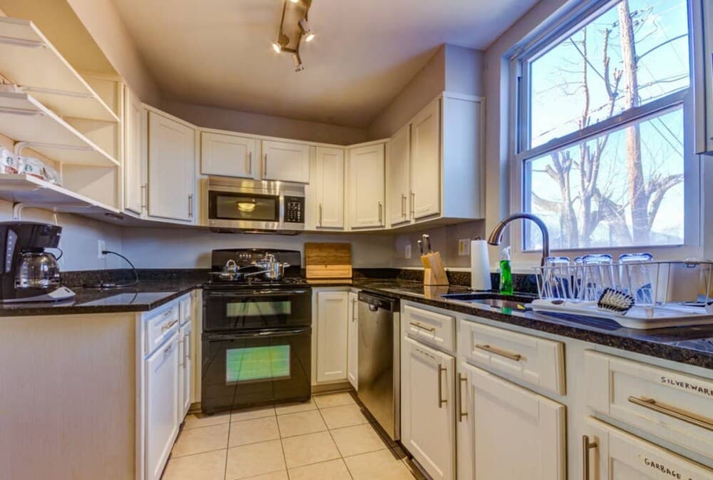 Beautiful Modern Colonial House 10m to DC