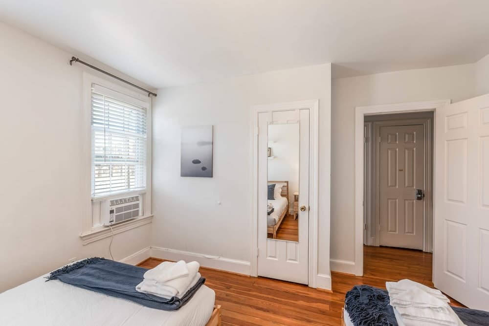 3BR Colonial House w/Parking by CozySuites