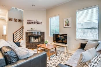 Stunning Oak Lawn Townhouse Close to Everything