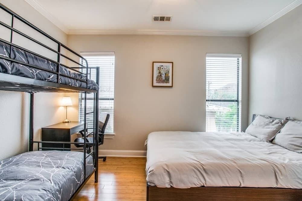 Stunning Oak Lawn Townhouse Close to Everything