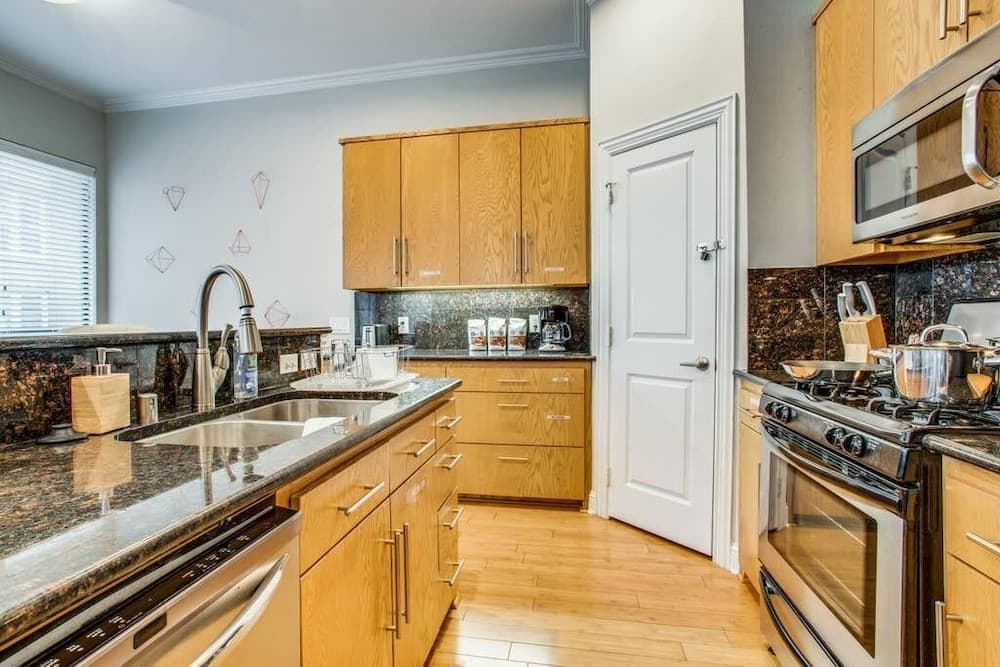 Stunning Oak Lawn Townhouse Close to Everything