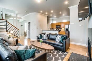 2 Unit Grand Oak Lawn House Perfect for Groups