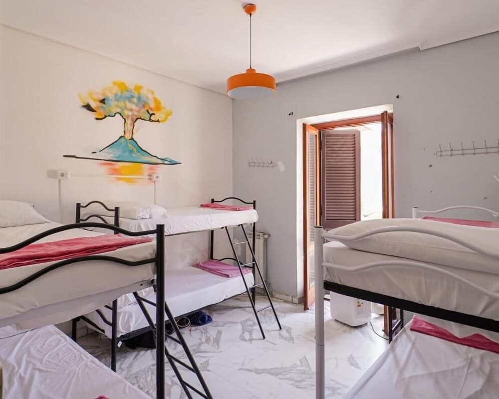 LOS MOCHILEROS HOSTEL age limit 18-28 Free shuttle