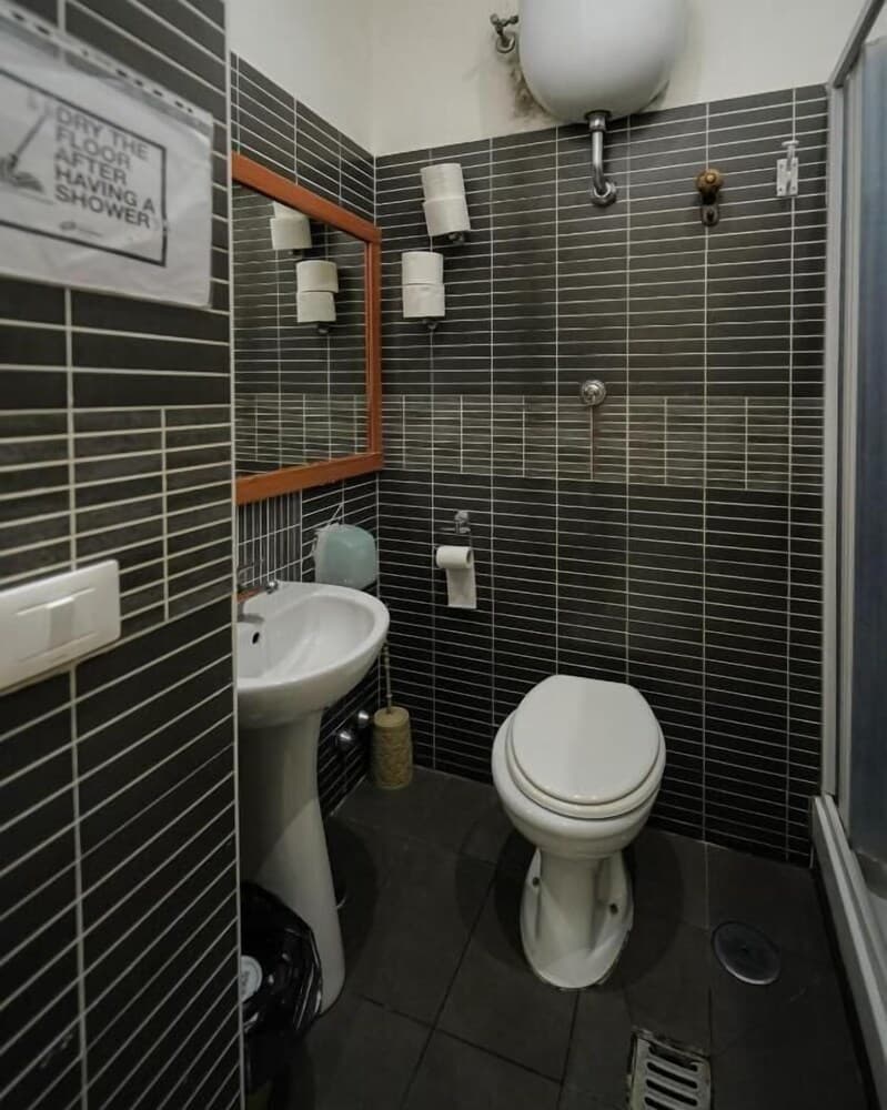 LOS MOCHILEROS HOSTEL age limit 18-28 Free shuttle