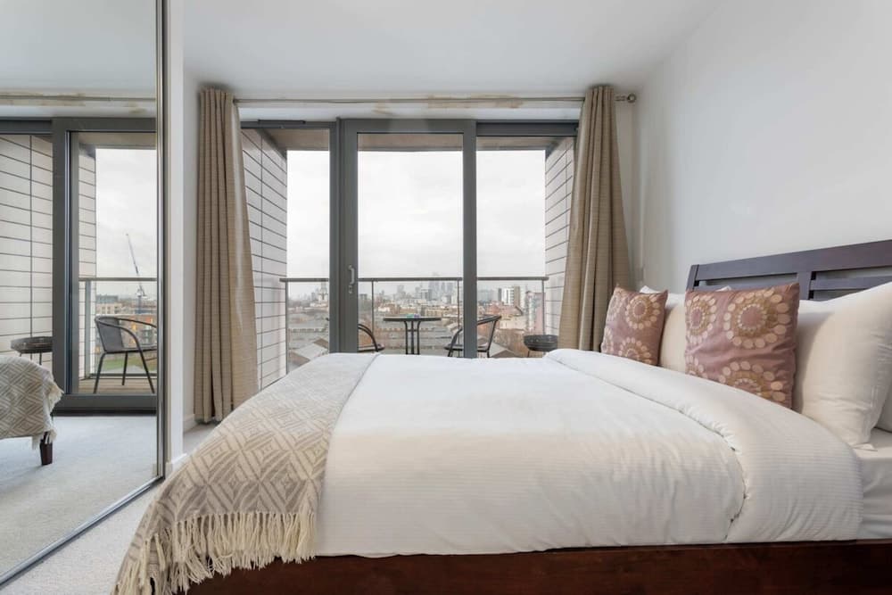 Modern 1 Bedroom Apartment Near Canary Wharf With Balcony